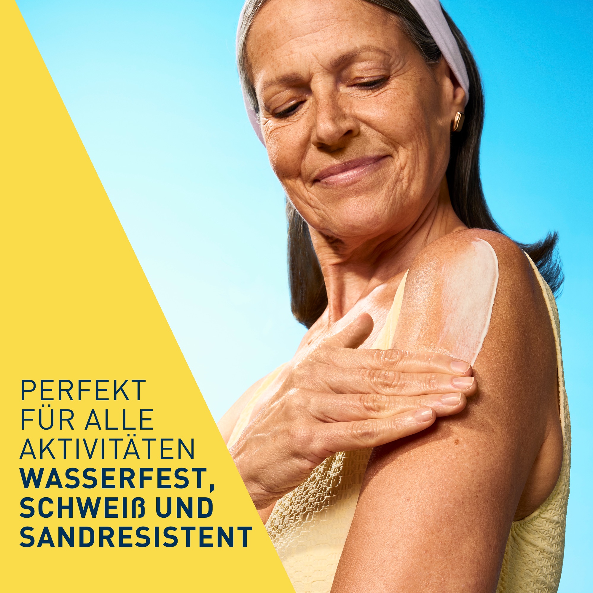 Frau trägt CeraVe Sonnenschutz auf Schulter auf. Text: Wasserfest, schweiß- und sandresistent.